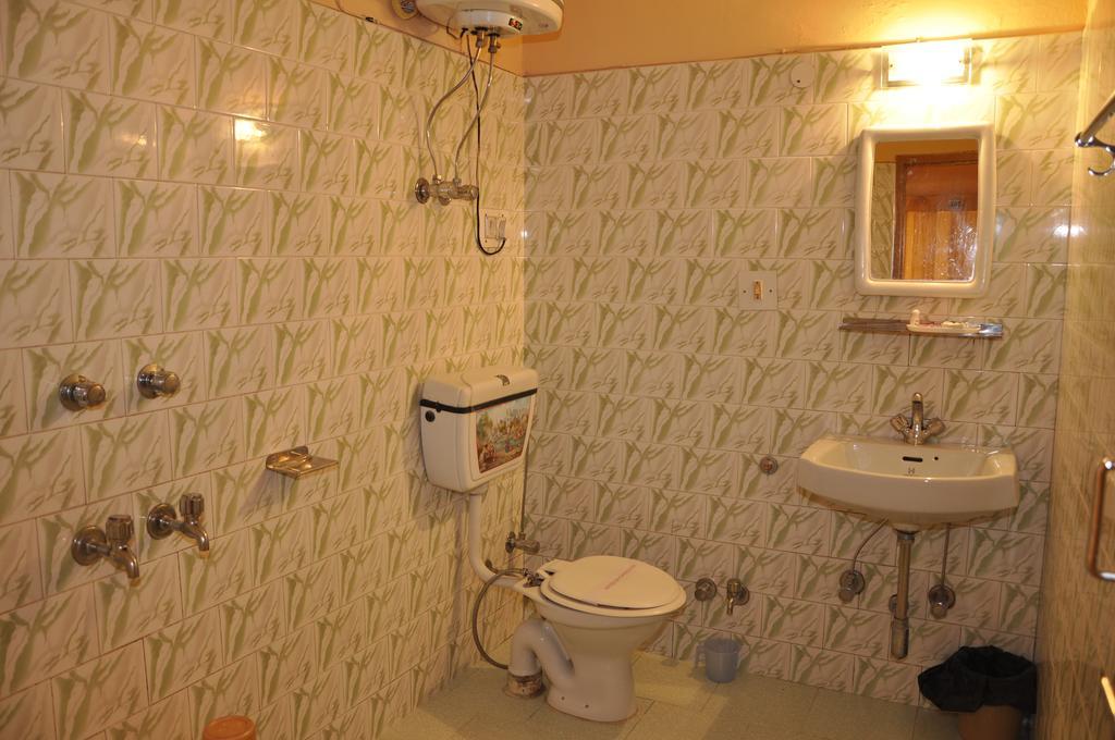 Hotel Natraj Manali Dharamshala Ruang foto