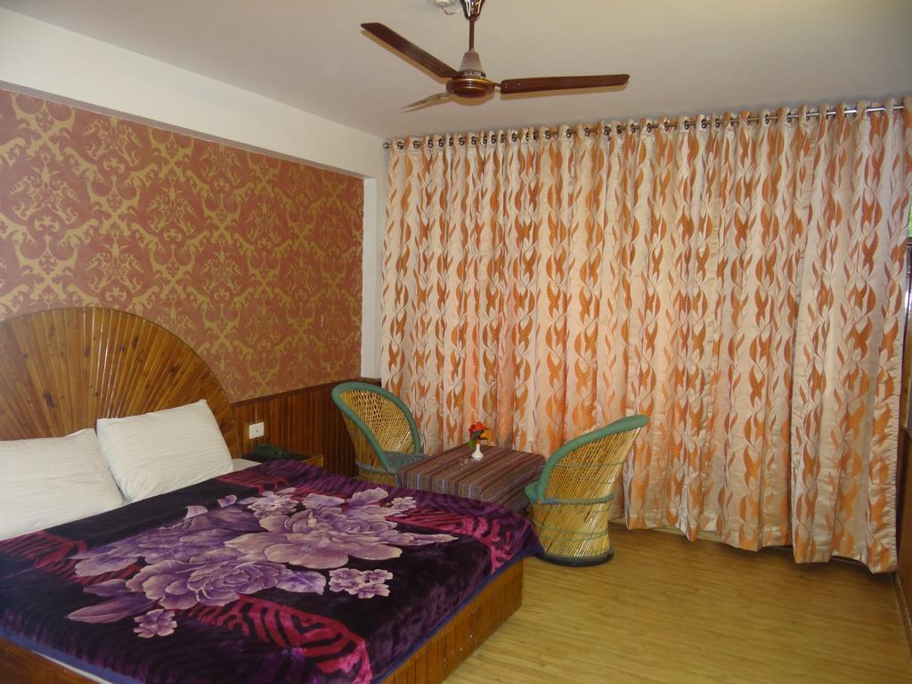 Hotel Natraj Manali Dharamshala Ruang foto